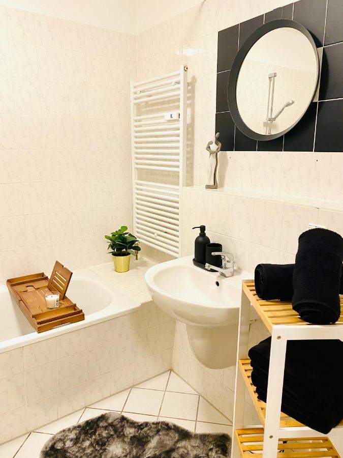 Saniertes Studio mit Balkon, WLAN, Netflix&Küche in City-Nähe Erfurt Exterior foto